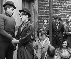 جادوی سینما؛ چارلی چاپلین اومد بین بچه ها دعوا راه بندازه خودش موند زیر مشت و لگد