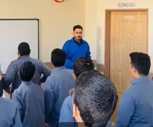 آواز شاد؛ معلمه میاد کلاس پسرای دبیرستانی شروع میکنن خوندن که کوییز نگیره