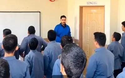 آواز شاد؛ معلمه میاد کلاس پسرای دبیرستانی شروع میکنن خوندن که کوییز نگیره