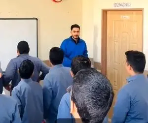 آواز شاد؛ معلمه میاد کلاس پسرای دبیرستانی شروع میکنن خوندن که کوییز نگیره