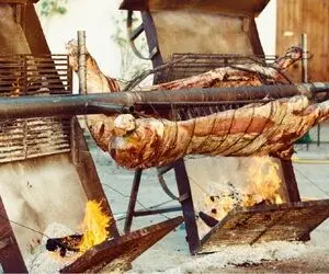غذاهای غول پیکر؛ دست و پای گاومیش 100کیلویی بسته به صلیب کشیده تا مغزپخت بشه