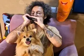 آواز شاد؛ یارو بندری میزنه سگش میرقصه جلل الخالق سگ ایستاده میرقصه