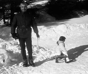 سفر به ایام قدیم ندیم؛ نقش بر زمین شدن شاه مخلوع توسط فرح گستاخ تو برف همراه فرزندان