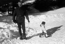 سفر به ایام قدیم ندیم؛ نقش بر زمین شدن شاه مخلوع توسط فرح گستاخ تو برف همراه فرزندان