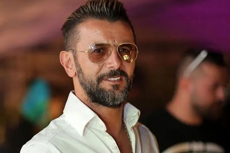 امین حیایی چنان با خواندنش در پشت صحنه دست اندرکاران را شاد کرد کارگردان برایش سوت زد