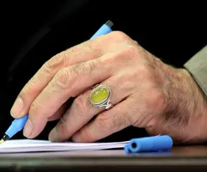 حکم کاشت ناخن مصنوعی از نظر حضرت آیت الله‌خامنه‌ای