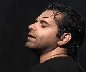 آواز احساسی؛ رضا بهرام تو بارون خیس و آب چکیده با اشک میخونه حالش جنون داره