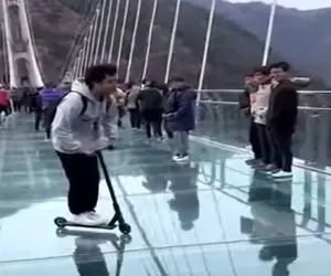 معماری طبیعت؛ پسره با این کارش رو پل شیشه ای خدا بیامرز شد