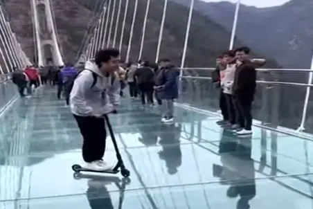 معماری طبیعت؛ پسره با این کارش رو پل شیشه ای خدا بیامرز شد