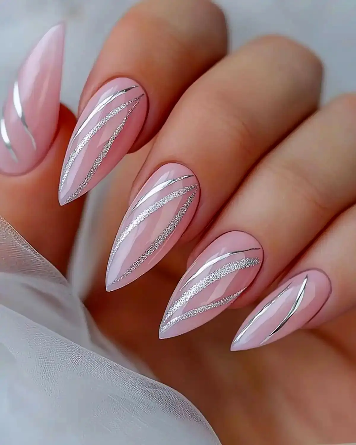 ایده طراحی لاک عروس با ناخن مربع و سرگرد؛ زیر نور سالن و تو عکسا پرفکت ترین ناخن داری