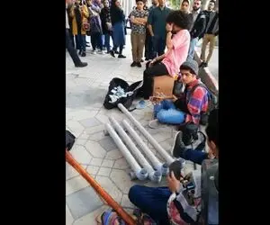 آوازخیابانی؛ ببینید این آقا با سطل و دبه چطور ملت و جمع کرده