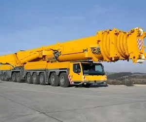 ماشین های غول پیکر؛ این چرثقیل ها به قدری دکل هاشون بلنده که تا نوک برج میلاد میرسه