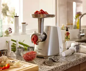 ترفند خانه داری؛ تیکه های گوشت چسبیده به تیغه چرخ گوشت رو مخته؟ سه سوته تمیزش من