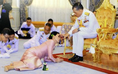 (عکس) جاروکشی پادشاه تایلند و معشوقه جنجالی اش در زندان! 