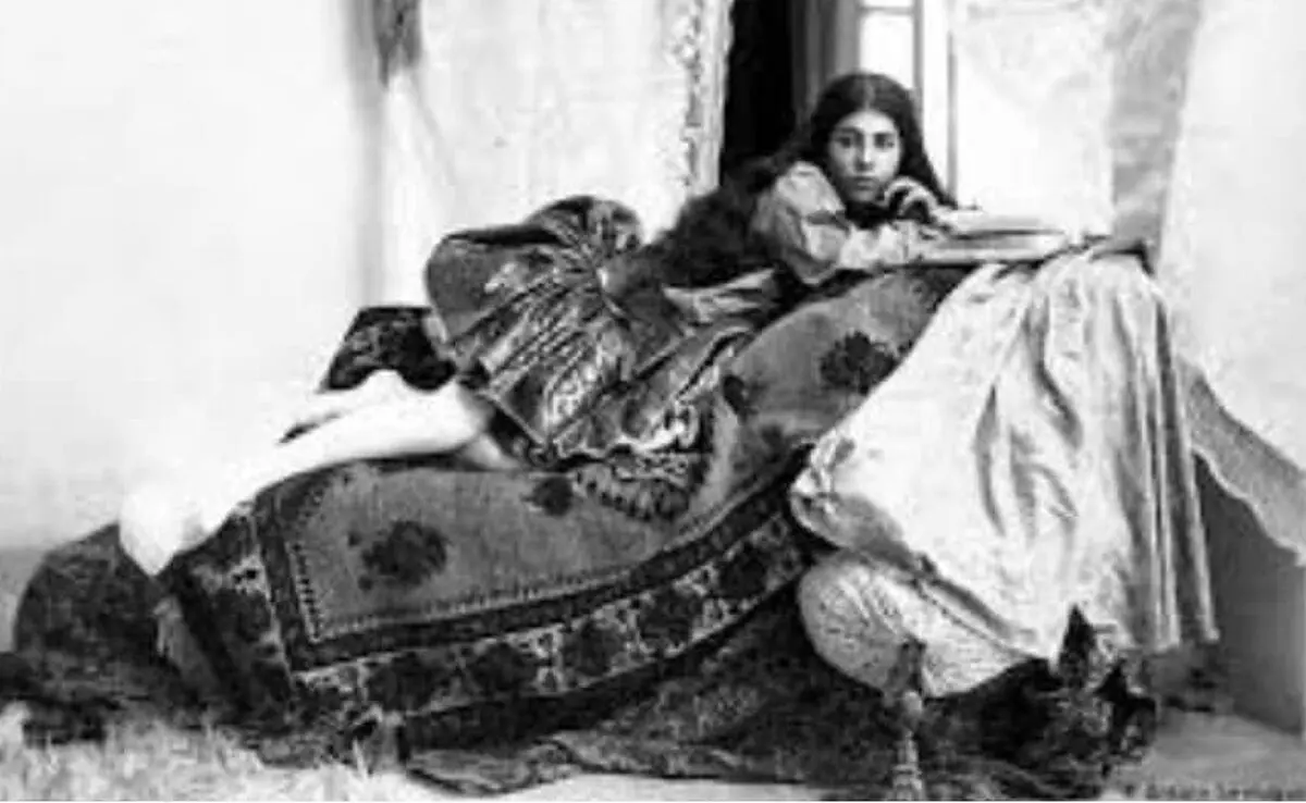 آنتوان سوریوگین اواخر دهه ۱۸۳۰ میلادی در سفارت روسیه در تهران از پدری روس و مادر گرجی  زاده شد.  (2)