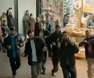 آواز شاد؛ این چندتا پسر جوون با پایکوبی دست جمعیشون چه انرژی دادن به مردم تو خیابون