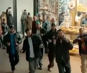 آواز شاد؛ این چندتا پسر جوون با پایکوبی دست جمعیشون چه انرژی دادن به مردم تو خیابون