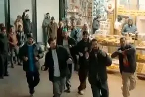 آواز شاد؛ این چندتا پسر جوون با پایکوبی دست جمعیشون چه انرژی دادن به مردم تو خیابون