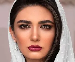 لیندا کیانی با پیکان جوانان آبی و ژست خاص + عکس