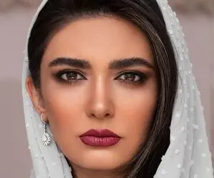 لیندا کیانی با پیکان جوانان آبی و ژست خاص + عکس