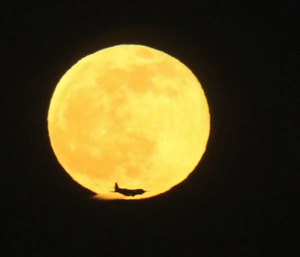 Full-Moon-and-plane-South-Korea-Todd-Hull-Dec-30-2020-e1609337262257