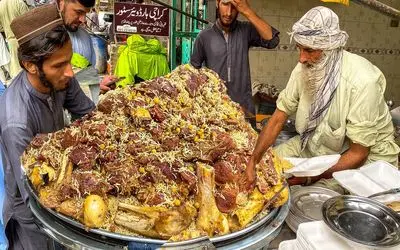 غذای خیابانی؛ پیرمرد ریش بلند تو جای نه چندان تمیز پلو گوشت پخته خوشمزگی ازش میچکه