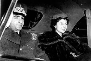 سفر به ایام قدیم سال 1330؛ فندک گرفتن محمدرضا پهلوی زیر سیگار همسرش 