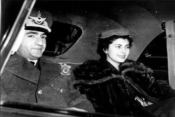 سفر به ایام قدیم سال 1330؛ فندک گرفتن محمدرضا پهلوی زیر سیگار همسرش 