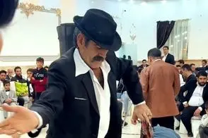 آواز محلی؛ رقص جنوبی آقای سبیل کلفت با لباس بابا کرم فقط اونی که شیرجه زد رو شاباش