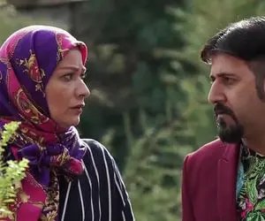 آواز احساسی؛ وقتی رحمت واسه فهیمه از محسن چاوشی میخونه فهیمه هق هق میزنه زیر گریه