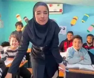 ویدیویی از نحوه تدریس صدف صفی زاده معلمی که با گنگستر آمل معروف شد