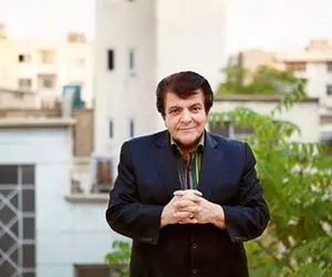 آواز بهجتی؛ عباس قادری لب صخره نشسته و با چه اکیپی آهنگ ایران رو میخونه  رفته تو فاز