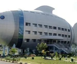 معماری خلاقانه؛ طرح این خونه های عجیب از رو کلی خرت و پرت کشیدن که نمیشه بری داخلشون