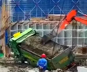 جابه جایی جانکاه؛ راننده ماهر خاور رفیقشو که کج شد بیفته زندگیش نابود شه رو نجات داد