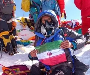 کوهنورد ایرانی بر فراز بام دنیا ایستاد