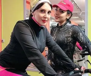 لیلا بلوکات با لباس ورزشی صورتی در خانه!