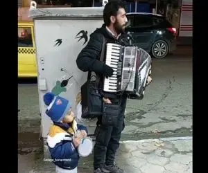 آواز خیابانی؛ آقاهه با بچش آهنگ تموم زندگیمو به چشمای تو دادم رو چه اشک آور میخونه