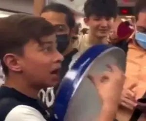 آواز غمگین؛ کودک کار با چه اشک شوقی تو مترو آهنگ سیارو میگردم کسی نیدونه دردم رو خوند