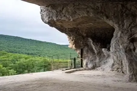معماری خلاقانه؛ یه بخش کوه روبروی جنگل رو سوراخ کردن توش خونه ساختن محشر کبری