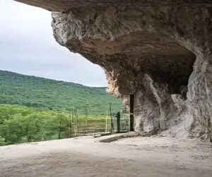 معماری خلاقانه؛ یه بخش کوه روبروی جنگل رو سوراخ کردن توش خونه ساختن محشر کبری