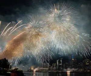 فشفشه ها آسمون ینگه دنیا رو به آتش کشیدن؛ جشن تولدی متفاوت در بحبوحه جنگ!