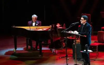 آواز همایونی؛ همایون شجریان تو کنسرت با زمزمه عشق نهان من و تو هنر آوازش رو هویدا کرد