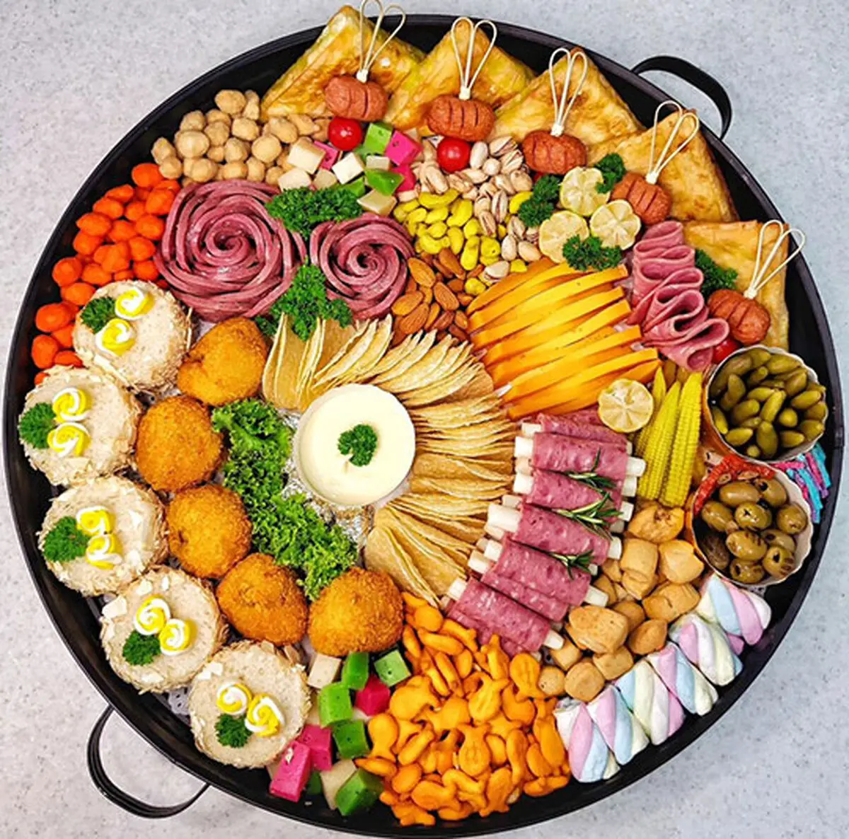 چیدمان میزه مزه شیک