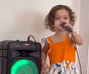 آواز شاد؛ دختر نیم وجب فسقل قد آهنگ یه دختر دارم شاه نداره رو خوند و رقصید