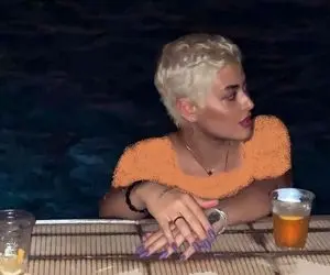 عکس ریحانه پارسا لخت در استخر در حال نوشیدن الکل! | عکس جنجالی