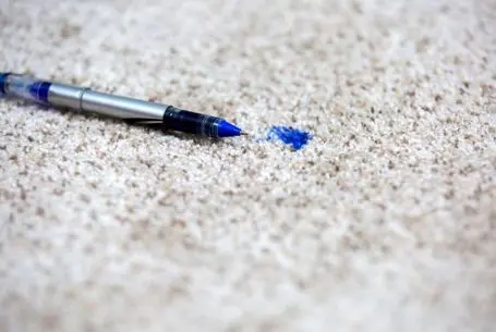 ترفندهای خانه داری؛ چجوری لکه جوهر رو از روی فرش پاک کنیم؟