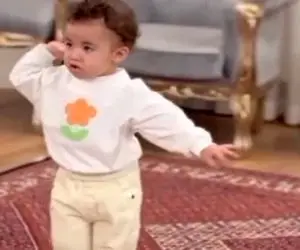 آواز محلی؛ پسر بچه فسقلی با پوشکش انقد ناز و بامزه میرقصه که هر کی دیده مرض قند گرفته