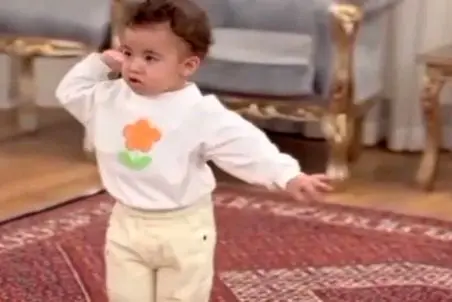 آواز محلی؛ پسر بچه فسقلی با پوشکش انقد ناز و بامزه میرقصه که هر کی دیده مرض قند گرفته