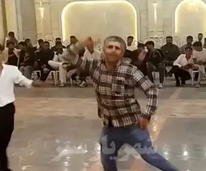 آواز شاد؛ حرکات موزون مرد جوری قاطی پاتیه انگار مغزش با بدنش ضد هم شدن