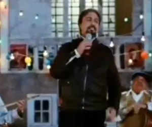 آواز ماندگار؛ رضا عطاران چه با ناز و عشوه آهنگ من یه پرندم رو میخونه فقط رقص هلکوپتری